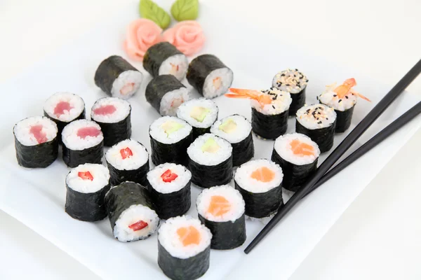 Sushi en plato blanco. Rollos tradicionales de sushi japonés — Foto de Stock