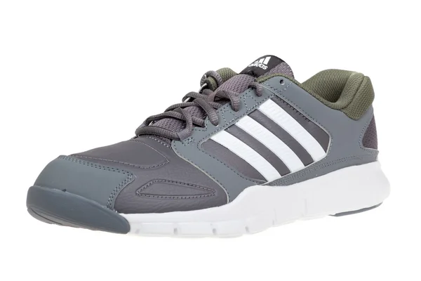 Varna, bulgaria - 18. september 2015: adidas essentieller sternschuh. isoliert auf weiß. Produktaufnahmen — Stockfoto