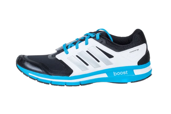 Varna, Bulgarije - 11 februari 2015: Adidas Revenergy Techfit schoen. Geïsoleerd op wit. Product foto 's — Stockfoto