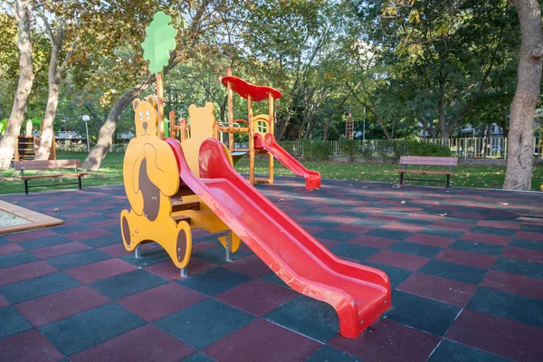 Детская игровая площадка в парке — стоковое фото
