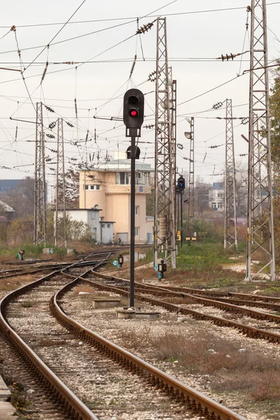 Semáforo rojo y vías férreas. semáforo muestra señal roja en el ferrocarril — Foto de Stock