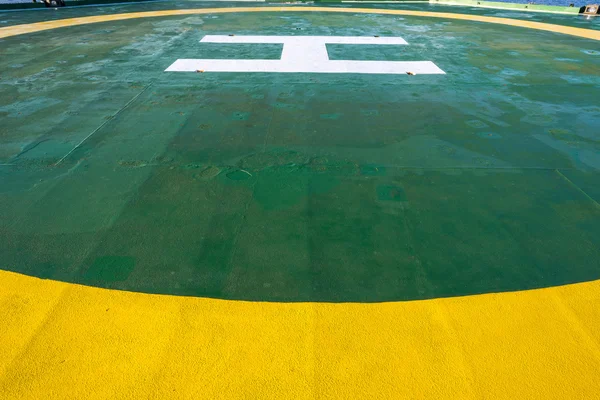 Groene olie en gas rig helikopterplatform — Stockfoto