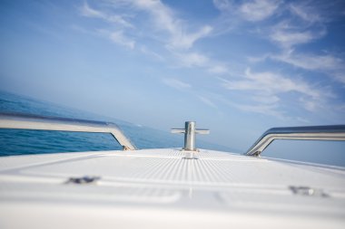 Hız tekne yay ise mavi okyanusta yelken