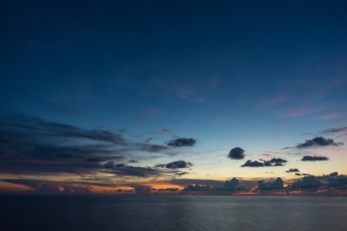 Okyanusa alacakaranlık gökyüzü günbatımı görünümü