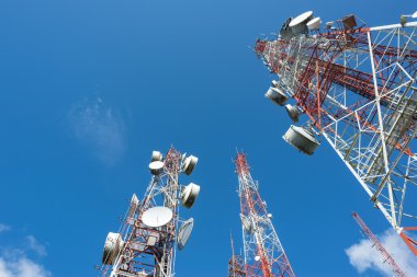 Mavi gökyüzü ile üç büyük radyo mast