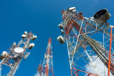 Mavi gökyüzü ile üç büyük radyo mast