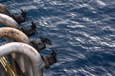 Petrol sondaj platformu jack liman tarafındaki dört egzoz borusu kafa