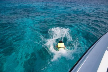 Sürat teknesi Tachai Adası'nda denize atlama adam