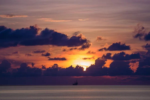 Inschrijving olieplatform in de oceaan zonsondergang tijde — Stockfoto