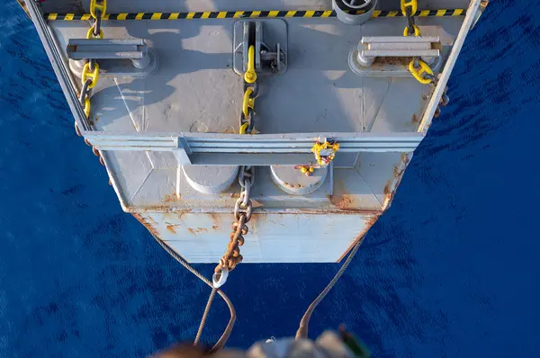 在船头的自升式与蓝色海洋石油钻井平台的顶级 perspcetive — 图库照片