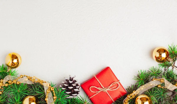 Modern Noel kompozisyonu. Noel oyuncakları, altın madalyalar
