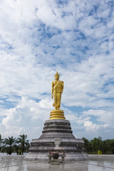 Stående buddha staty. — Stockfoto