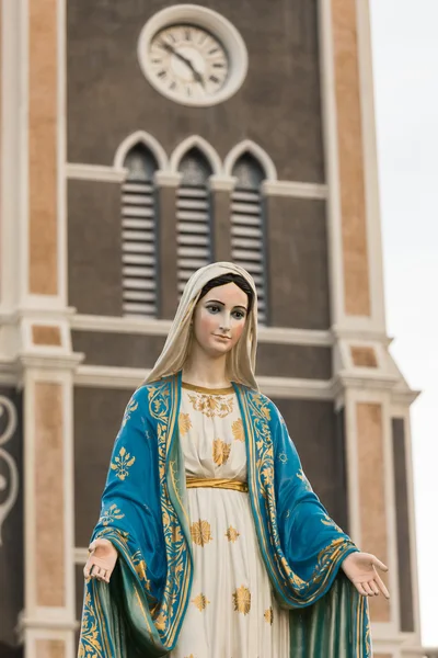 Santa Maria o la Beata Vergine Maria, la madre di Gesù, davanti alla Diocesi Cattolica Romana o alla Cattedrale dell'Immacolata Concezione, Chanthaburi, Thailandia . — Foto Stock