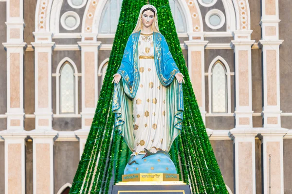 Saint Mary or the Blessed Virgin Mary, the mother of Jesus, in front of the Roman Catholic Diocese or Cathedral of the Immaculate Conception, Chanthaburi, Thailand. — Stock Photo, Image