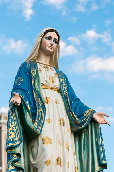 Saint Mary or the Blessed Virgin Mary, the mother of Jesus, in front of the Roman Catholic Diocese or Cathedral of the Immaculate Conception, Chanthaburi, Thailand. — Stock Photo, Image