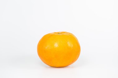 beyaz zemin üzerinde bir portakal.
