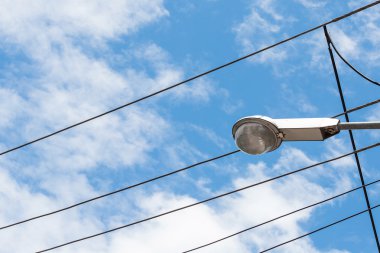 sokak lambası ve kablo üzerinde mavi gökyüzü