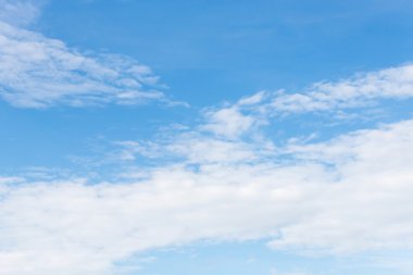 Mavi gökyüzünde bulut.