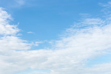 Mavi gökyüzünde bulut.