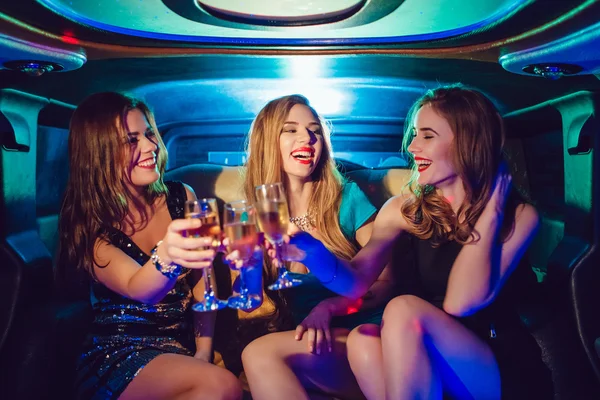 Chicas sexys. Fiesta en el coche . —  Fotos de Stock