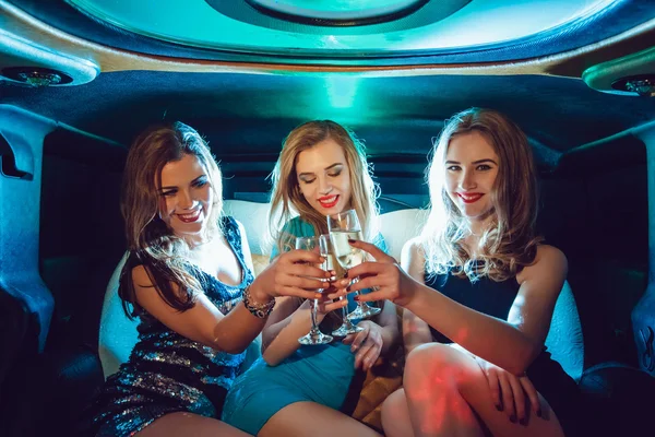 Seksi kızlar. Parti arabada. — Stok fotoğraf