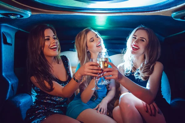 Chicas sexys. Fiesta en el coche . —  Fotos de Stock