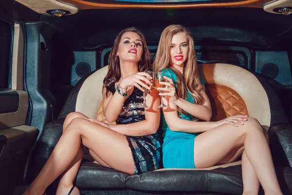 Meninas sexy. Festa no carro . — Fotografia de Stock
