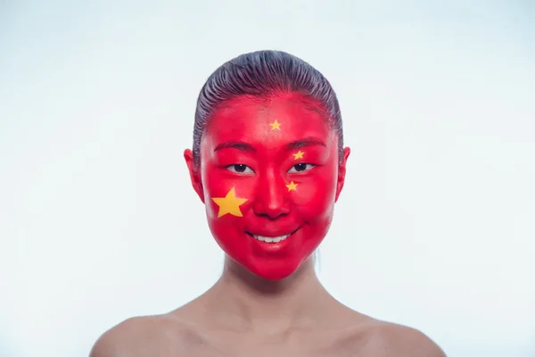 亚洲女孩在一起，脸上的中国国旗 — 图库照片
