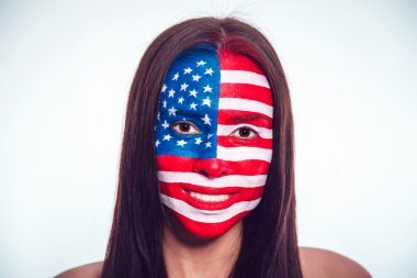 Boyalı bir Amerikan bayrağı, closeup kızla