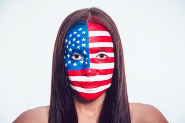 Boyalı bir Amerikan bayrağı, closeup kızla