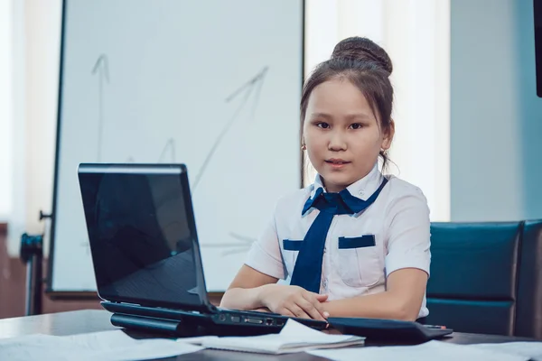 Niños empresarios se reúnen en la oficina —  Fotos de Stock