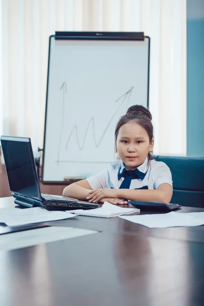 Biznesmenów dzieci spotykają się w biurze — Zdjęcie stockowe