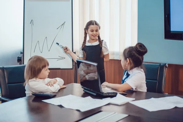 Niños empresarios se reúnen en la oficina —  Fotos de Stock