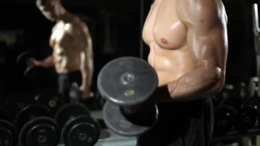 Adam jimnastik salonu. Egzersizleri dumbbells ile mu.