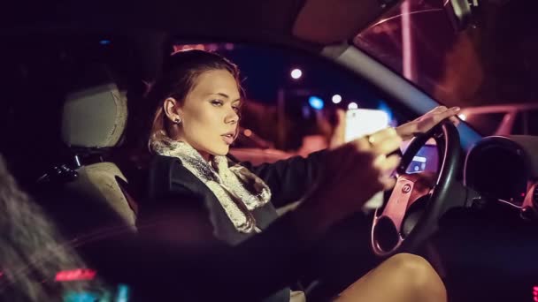 차에 전화 아름 다운 소녀 — 비디오