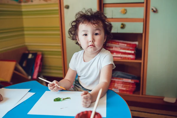 小女孩在水彩纸上绘制 — 图库照片