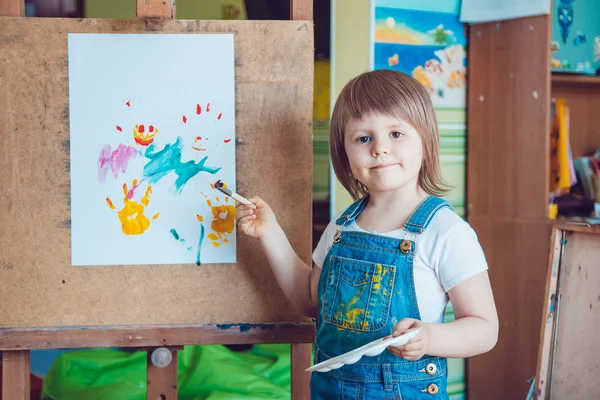 女孩画一幅画在画架 — 图库照片