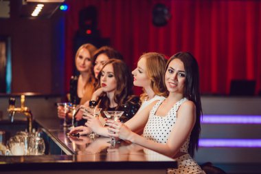 Güzel kızlar gece kulübünde bir partide eğleniyor