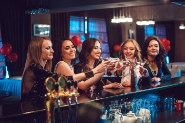 Güzel kızlar gece kulübünde bir partide eğleniyor