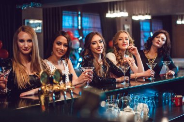 Güzel kızlar gece kulübünde bir partide eğleniyor