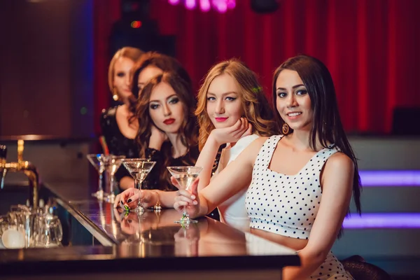 Meninas bonitas se divertindo em uma festa em boate — Fotografia de Stock