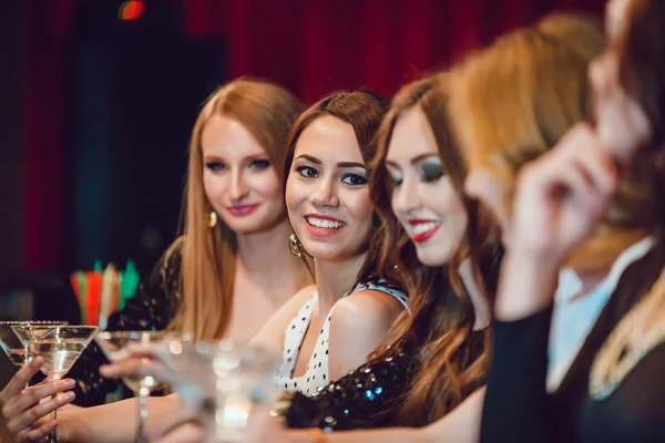 Meninas bonitas se divertindo em uma festa em boate — Fotografia de Stock