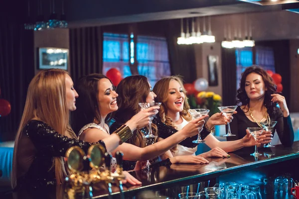 Meninas bonitas se divertindo em uma festa em boate — Fotografia de Stock