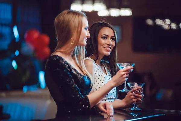 Meninas bonitas se divertindo em uma festa em boate — Fotografia de Stock