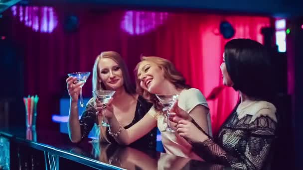 Tre belle ragazze al bar in discoteca — Video Stock