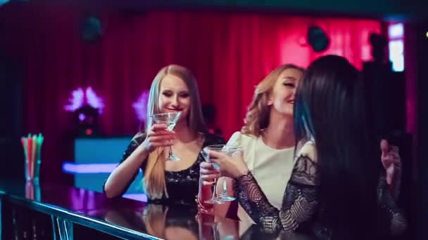 Tre belle ragazze al bar in discoteca — Video Stock