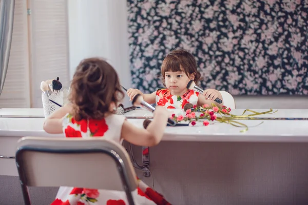 Little girl in front of the mirror doing her makeup — Stock Photo, Image