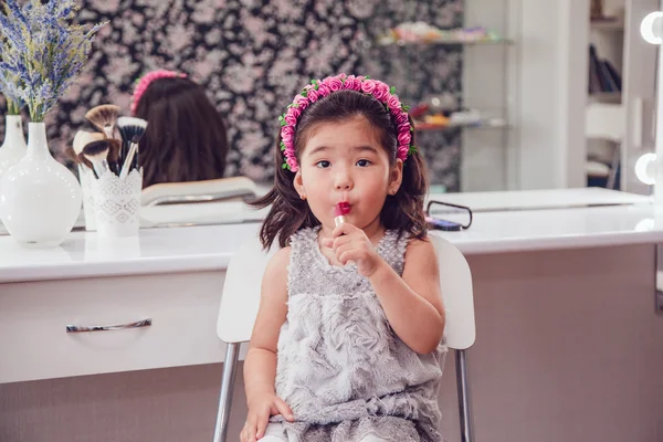 彼女の化粧をして鏡の前で小さな女の子 — ストック写真
