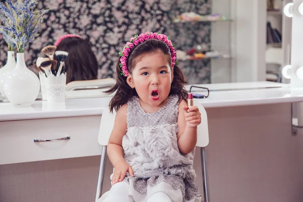 Malá holčička před zrcadlo, dělá její make-up — Stock fotografie
