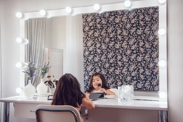 Niña frente al espejo maquillándose — Foto de Stock
